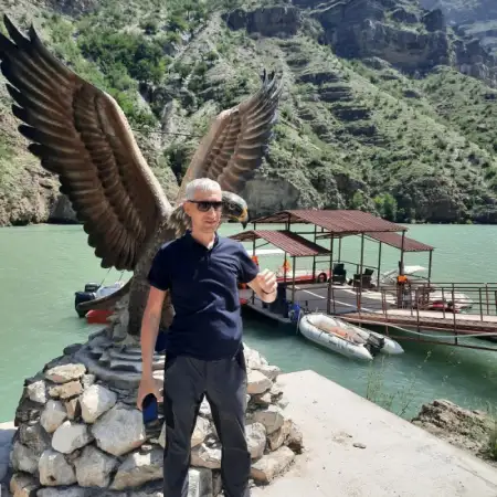 Azat, 46Ресей 
