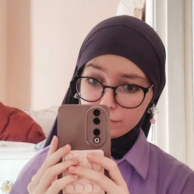 Esmina · 22 ·           